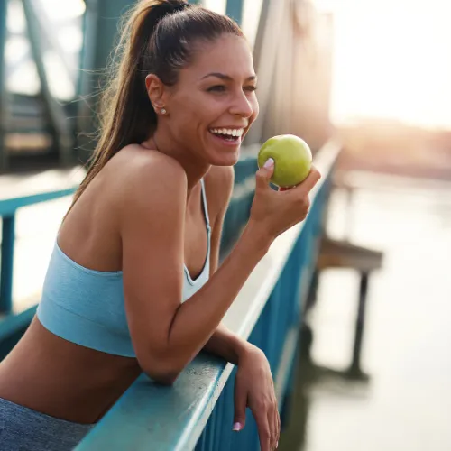 Personne croquant une pomme, illustration nutrition