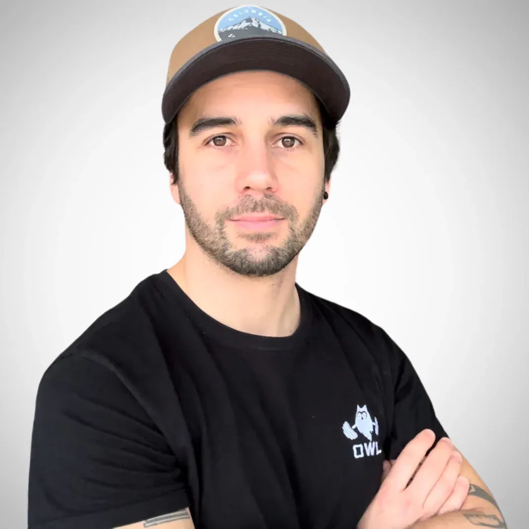 Lucas Ramirez, fondateur d’Owl Sphere, portrait studio en t-shirt OWL