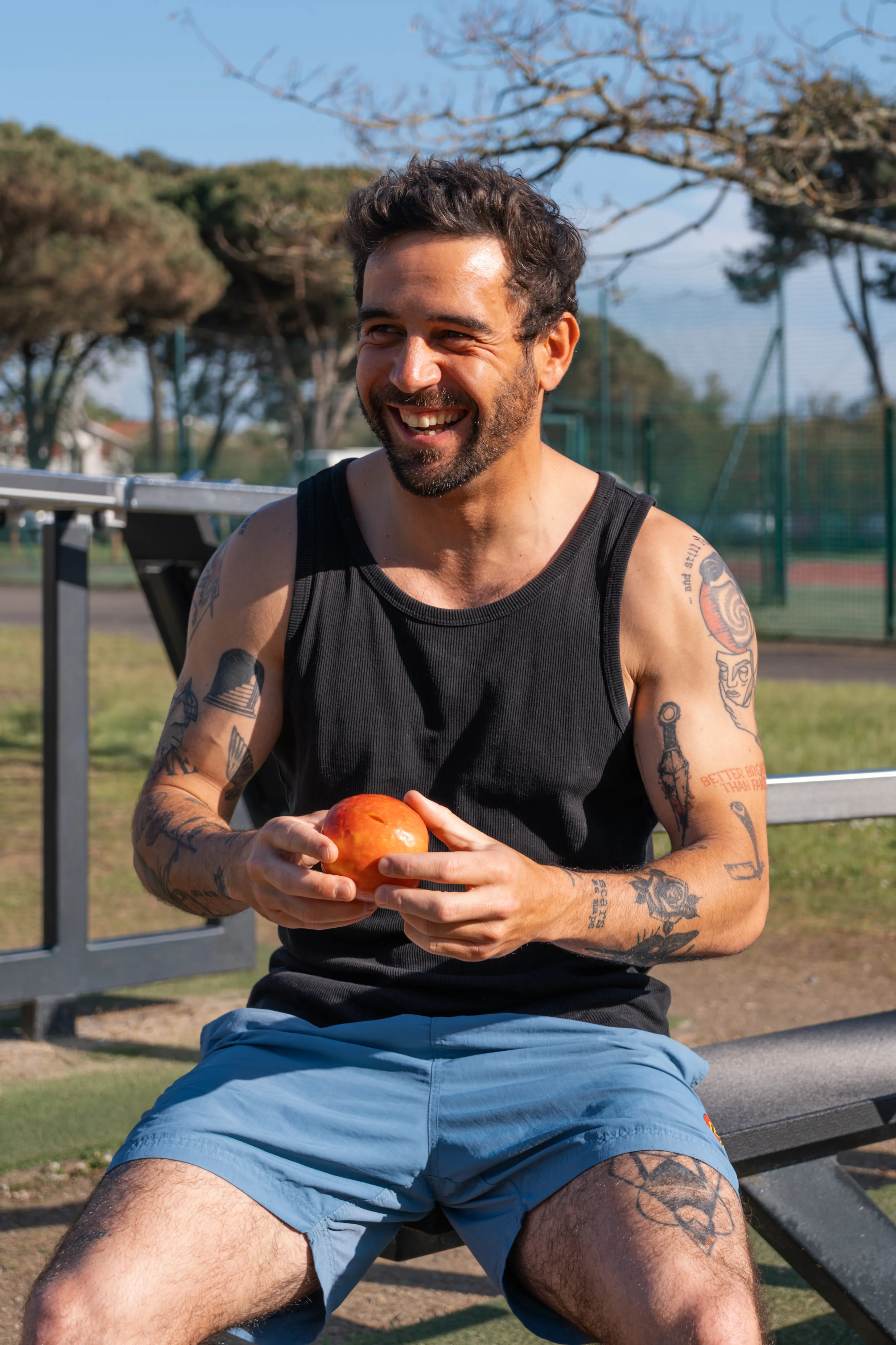 Lucas Ramirez sur un terrain de sport, collation à la main