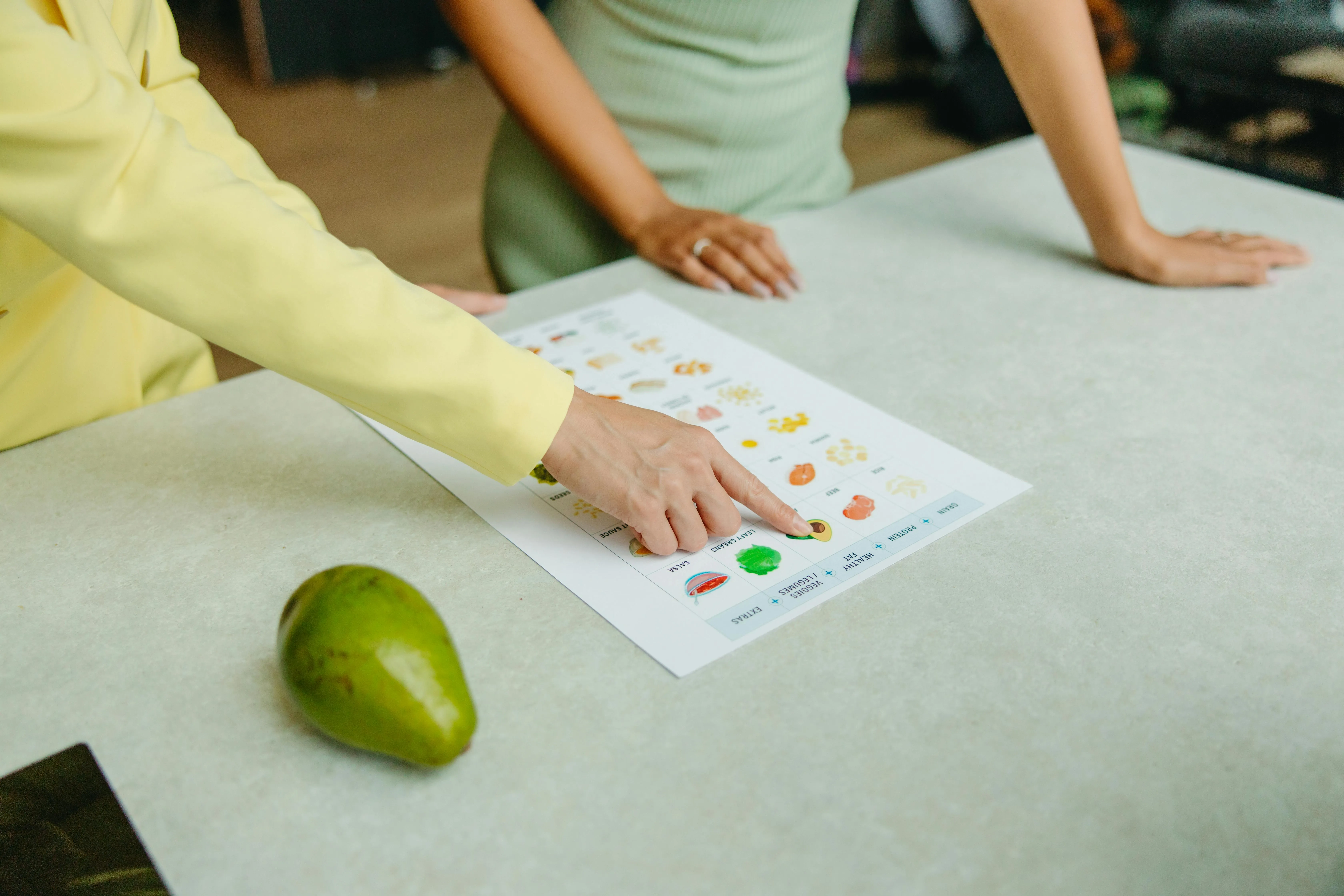 Conseil nutrition autour d’un tableau d’aliments